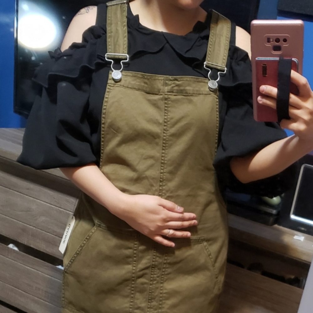 RW&Co. Cold-shoulder top - Picture 4 of 4